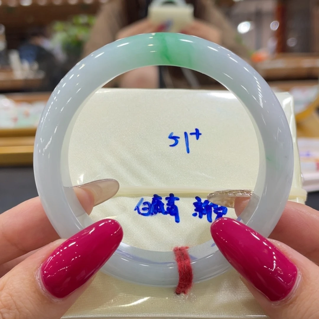 翡翠手镯未镶嵌翡翠