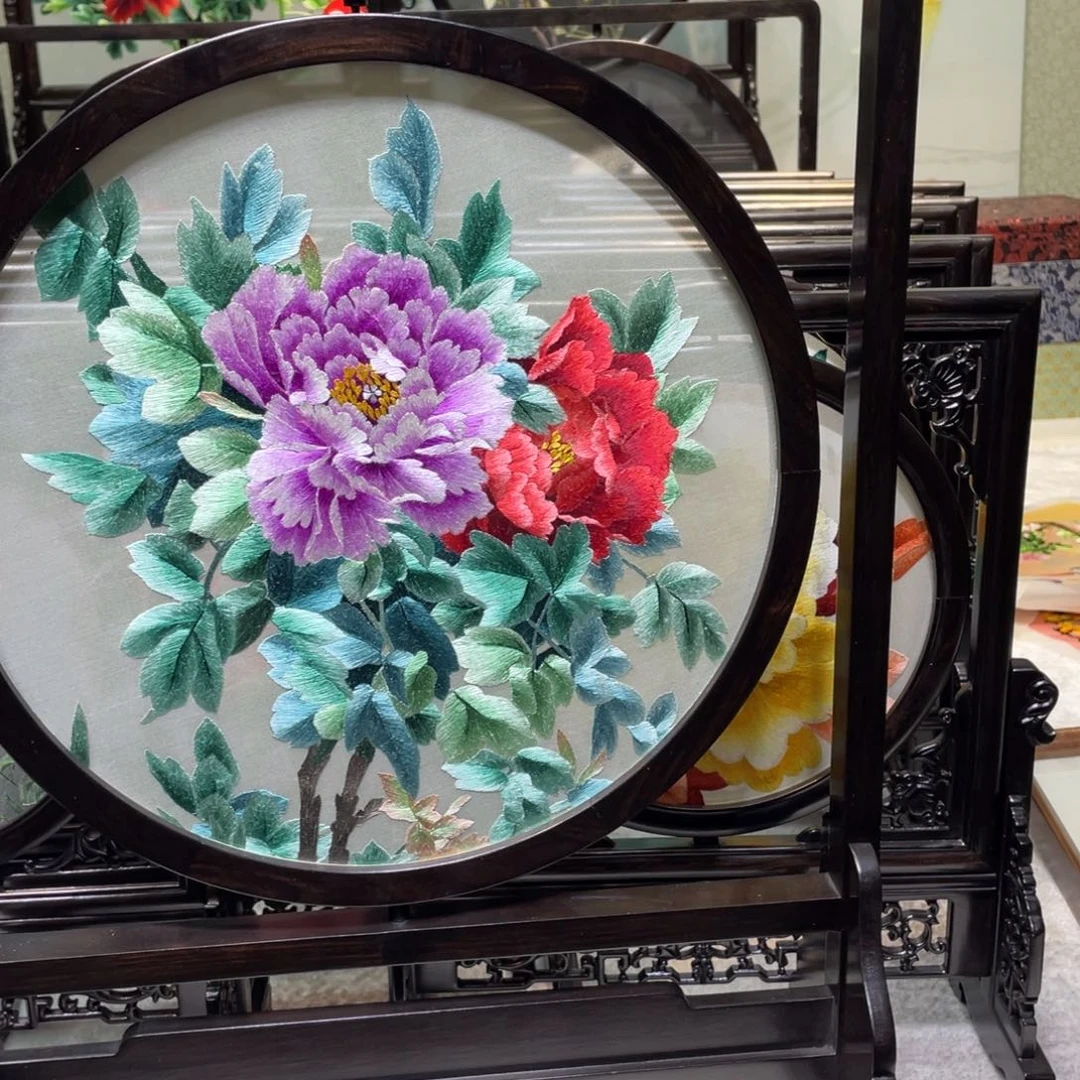 刺绣康*人非遗传承摆件