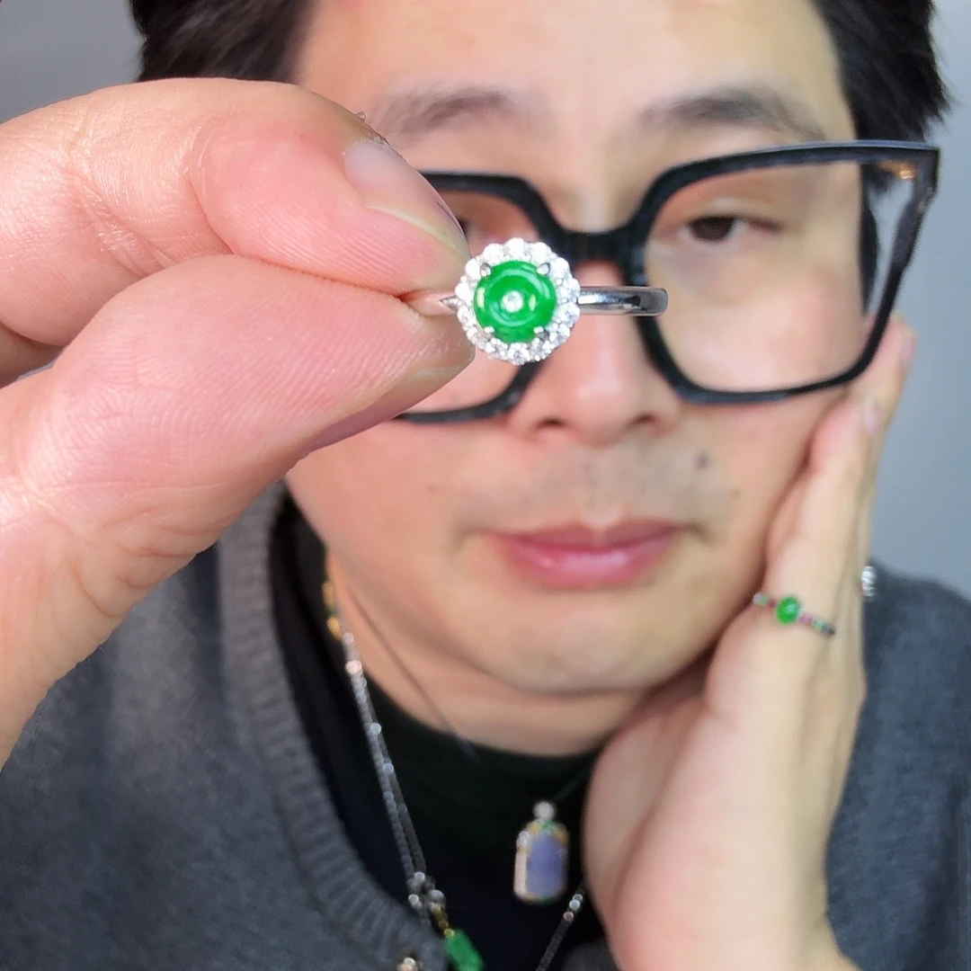 翡翠未镶嵌颈饰一件