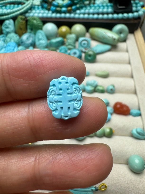 湖北十堰原矿天然绿松石雕刻配饰