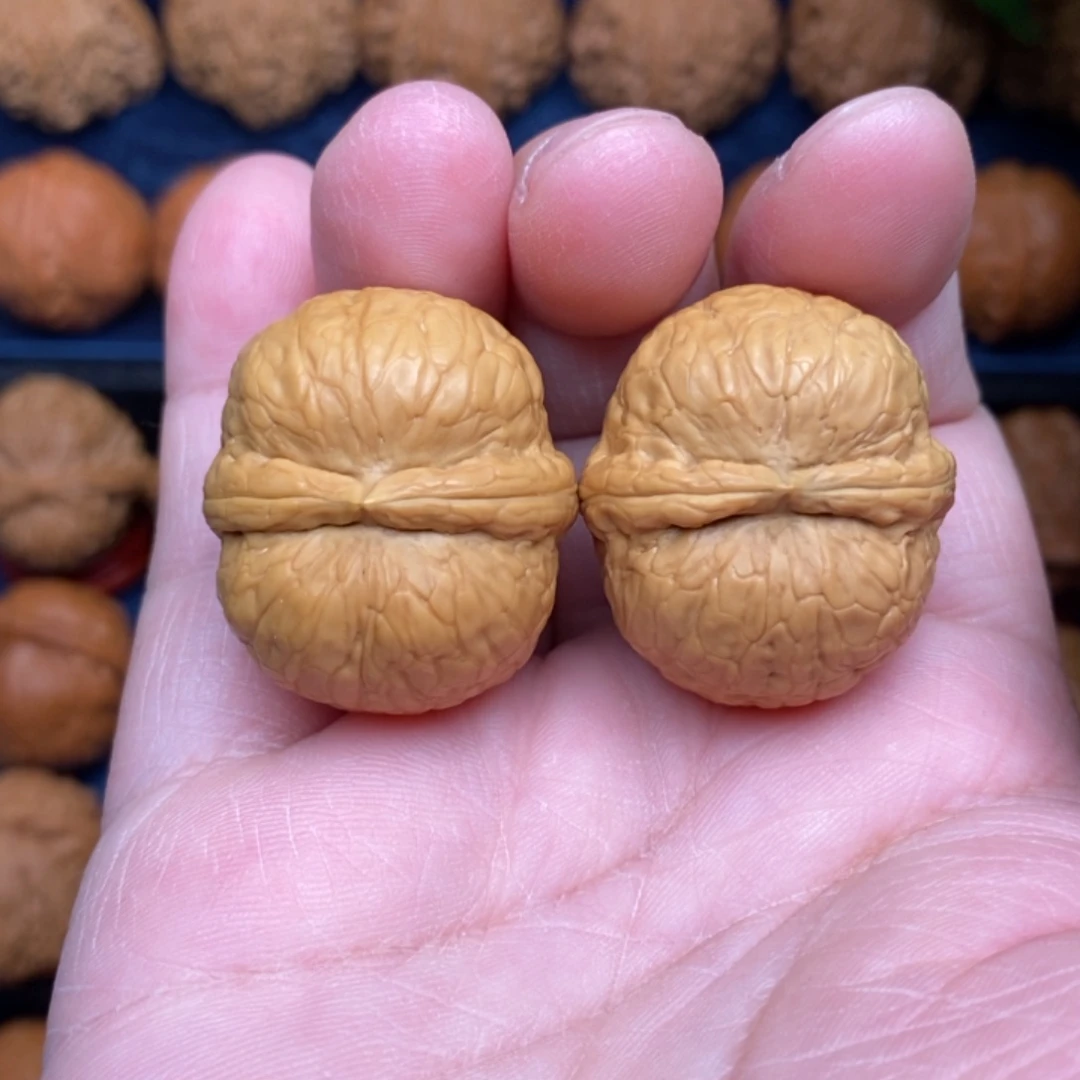 文玩核桃把件手捻元宝