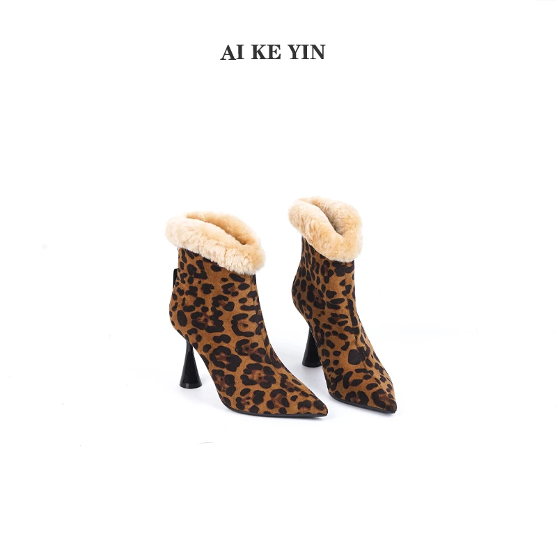 【艾珂茵】秋冬新款尖头毛毛细跟后拉链时装短靴气质百搭加绒高跟