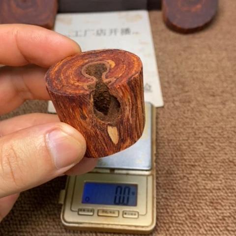 藤类40克降真香白油虫漏手把件