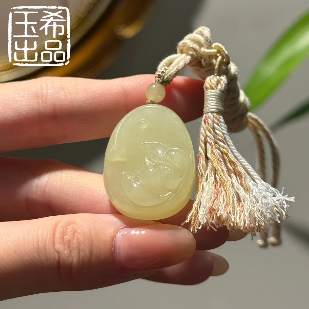 珍藏级 和田玉 新疆若羌黄口 雕刻吊坠 30*23*10  Y705