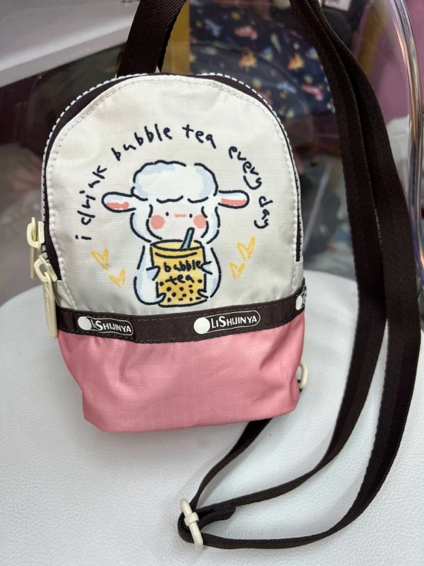 小羊胸包粉色可爱背包