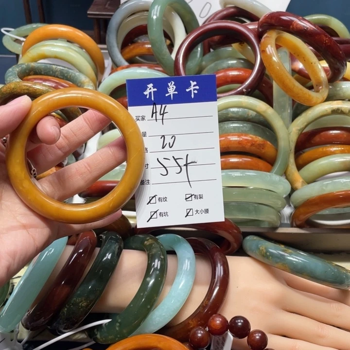 蛇纹石玉手镯未镶嵌祝****)