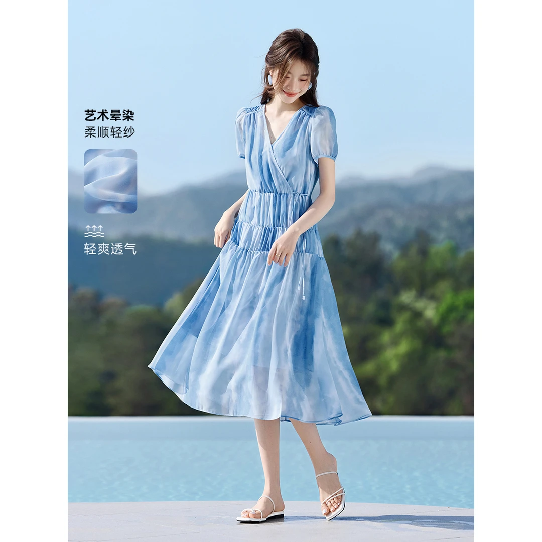 沫晗依美2025夏季新款度假风晕染印花收腰显瘦A摆系带V领连衣裙女