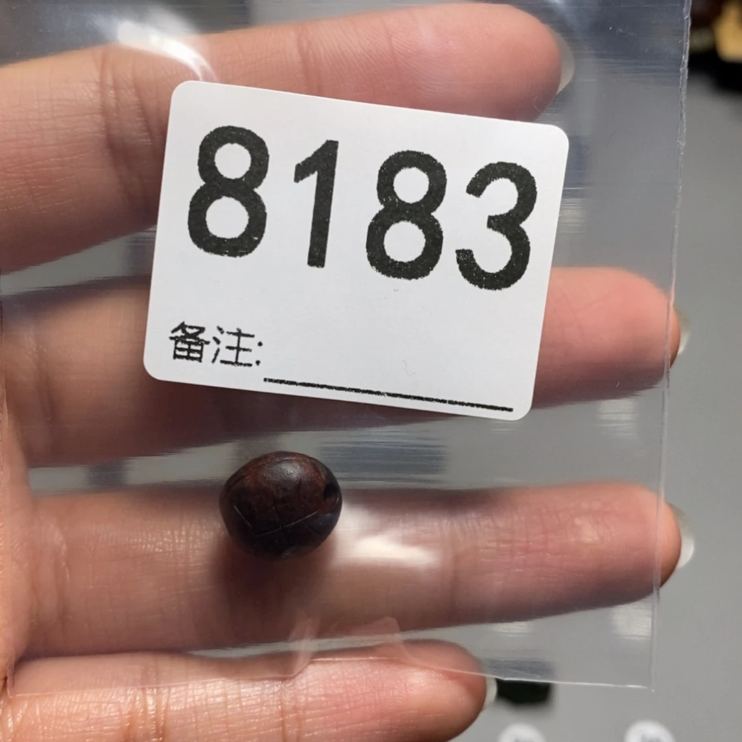 颈饰未镶嵌透闪石质玉山****娃