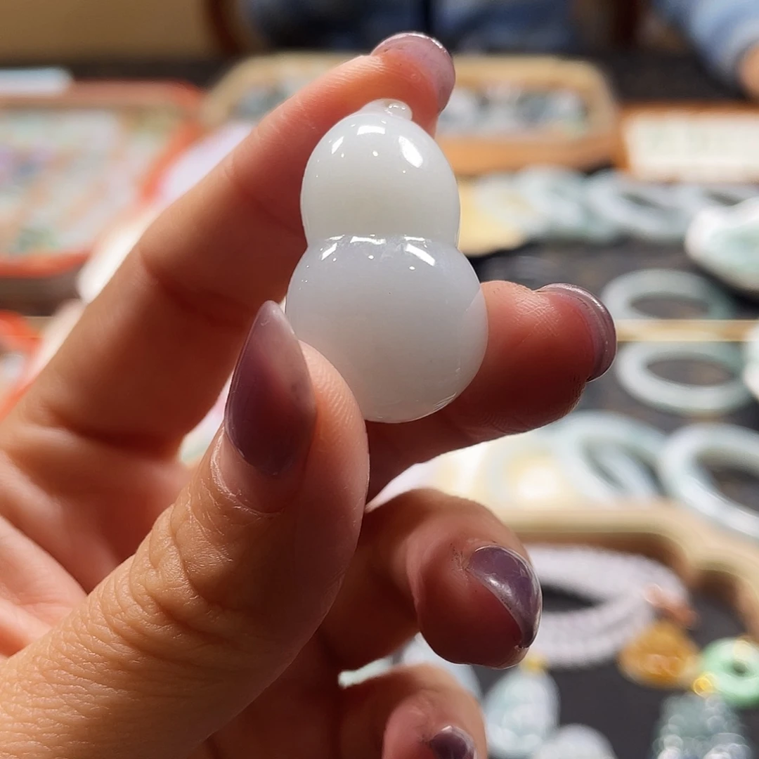 翡翠未镶嵌颈饰葫芦