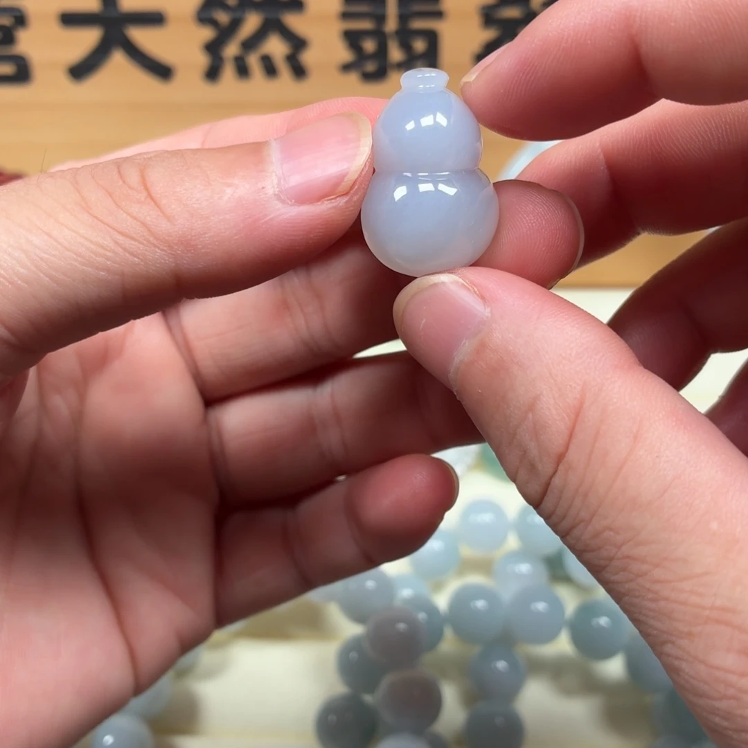 翡翠未镶嵌颈饰葫芦