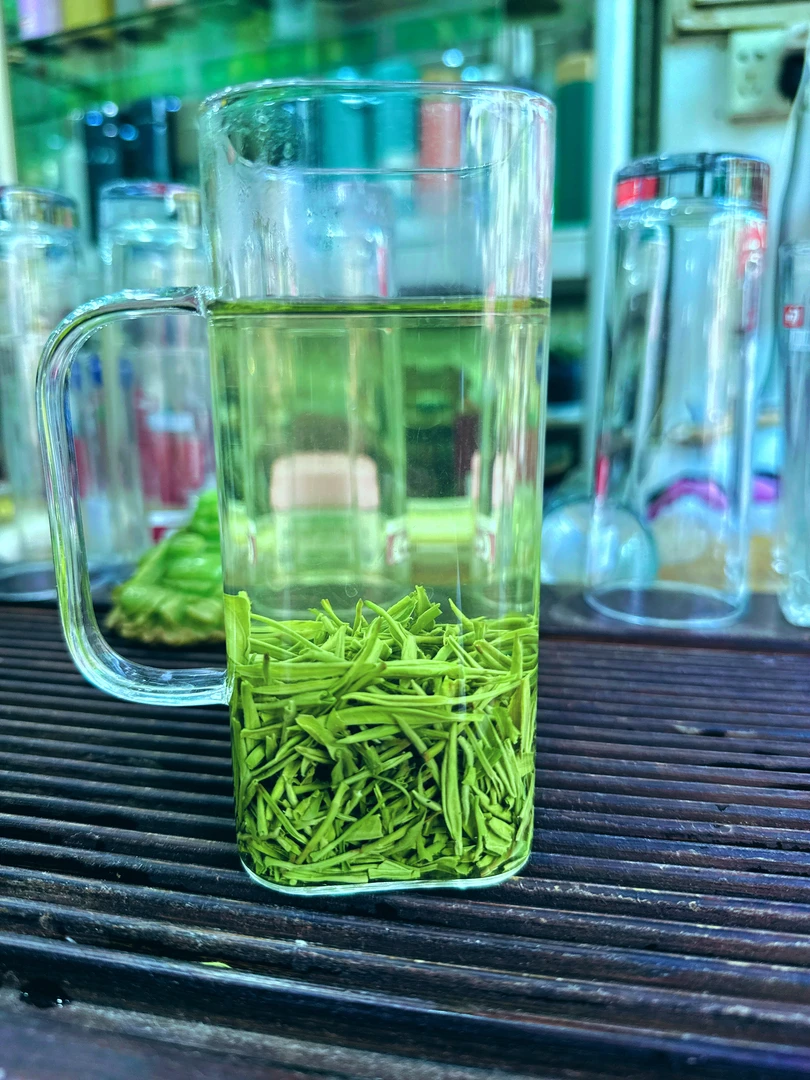 清明浓香毛尖，口感醇厚，香味浓郁，耐泡度好入口回甘