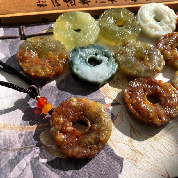 花玉挂件毛衣链包包链挂坠配饰龙扣随机发货 直径30厚7.7毫米左右