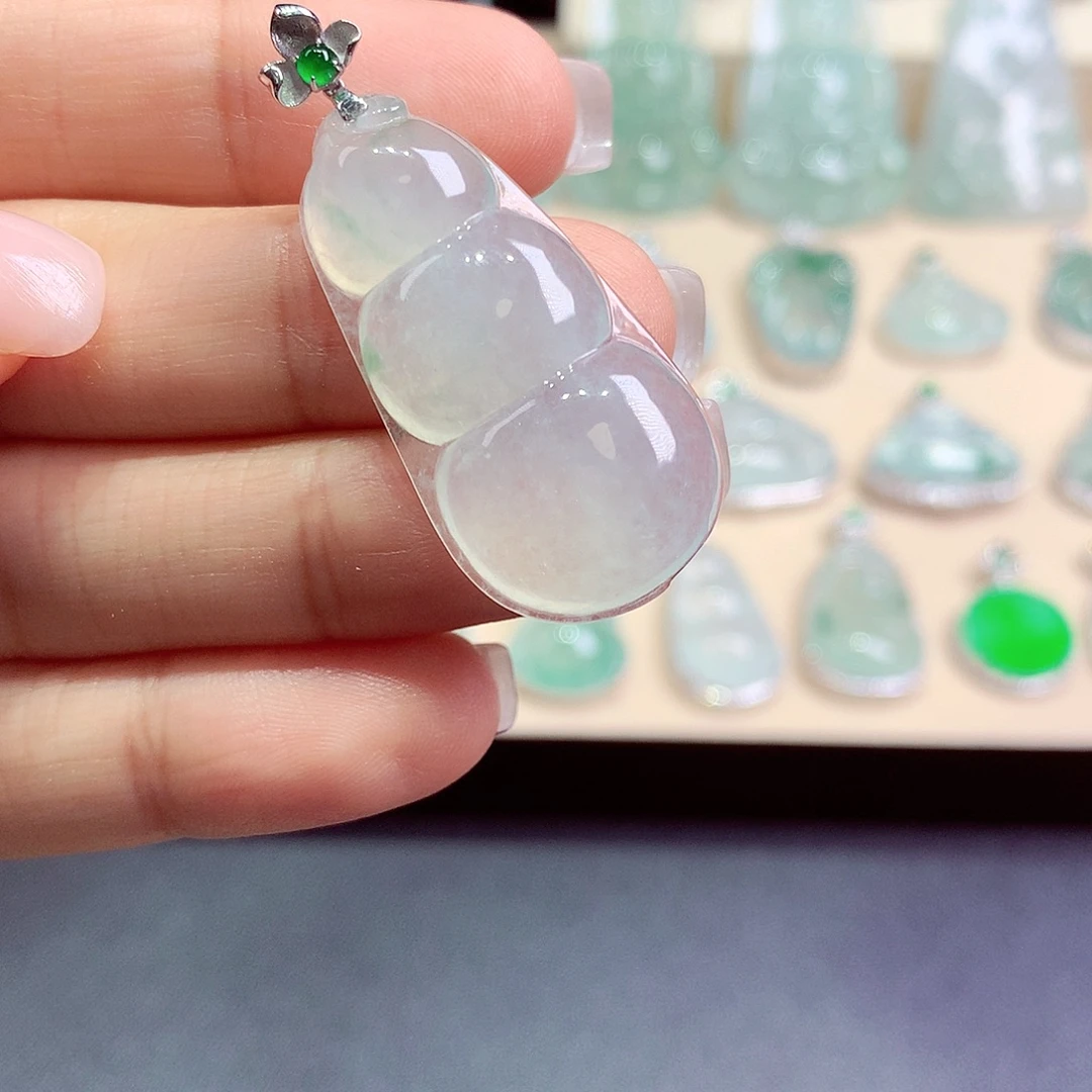 婷***儿颈饰18K金镶嵌翡翠翡翠