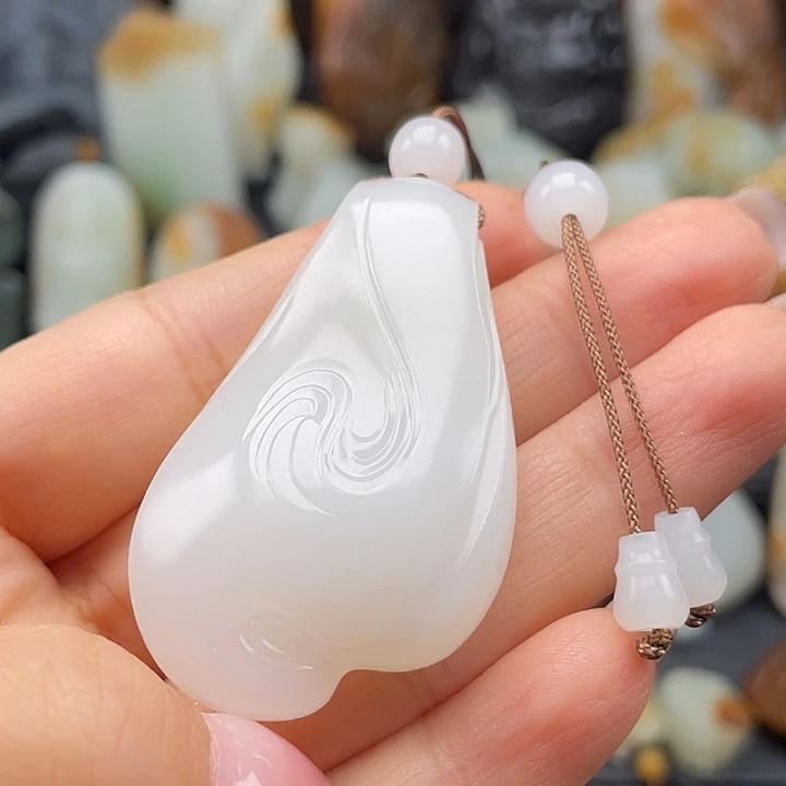 来***茶和田玉未镶嵌颈饰