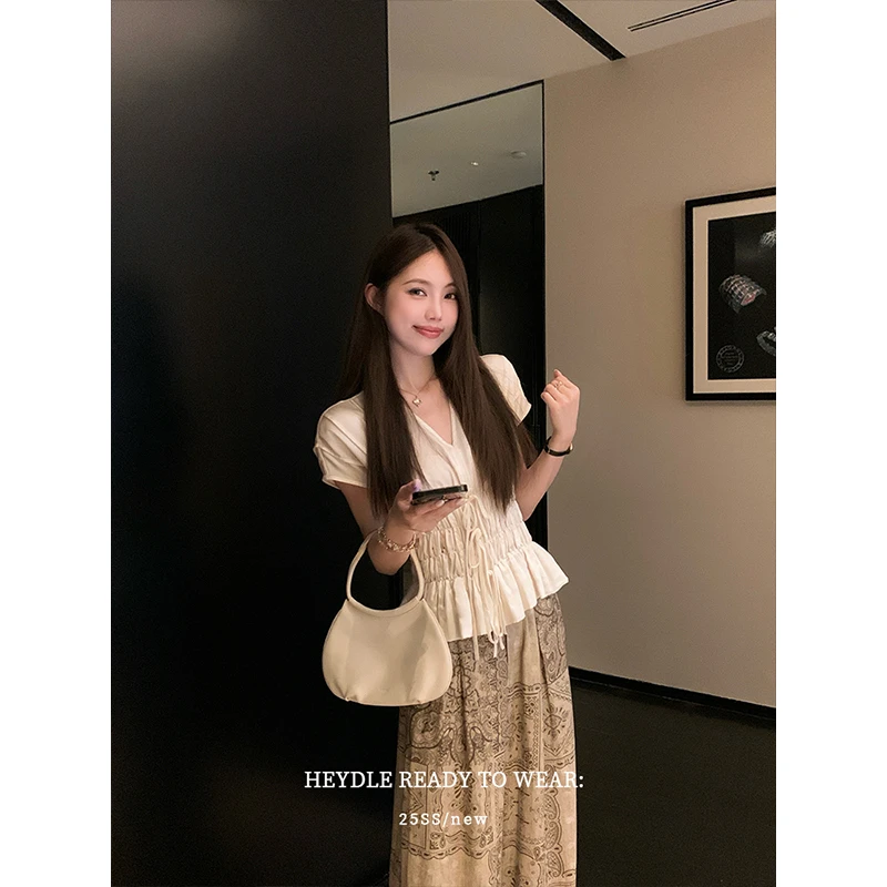 黑豆哼哼 白茶素时*重工多拼缝晕染小衫女夏v领系带收腰短袖上衣