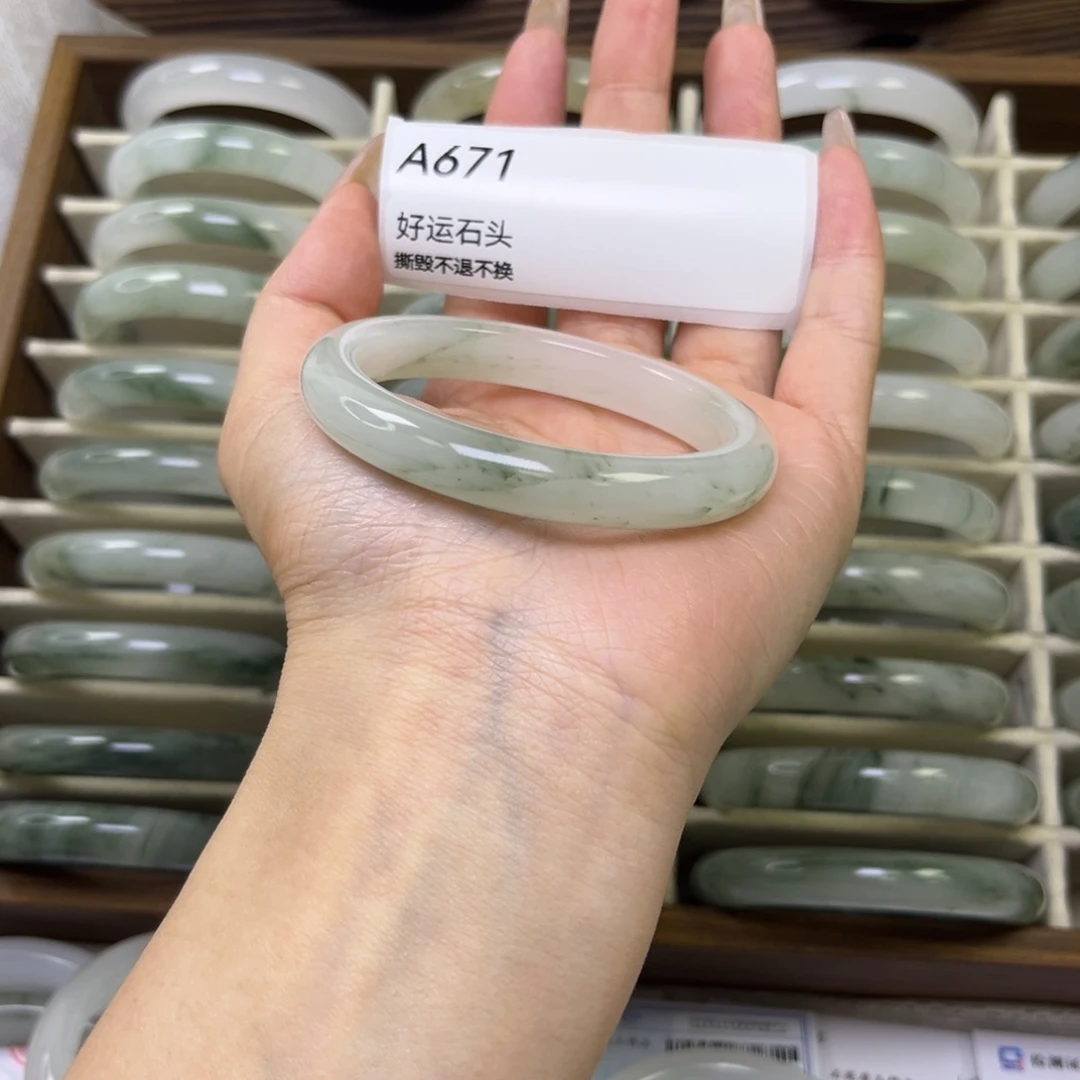 石英质玉（天山翠）未镶嵌手镯671