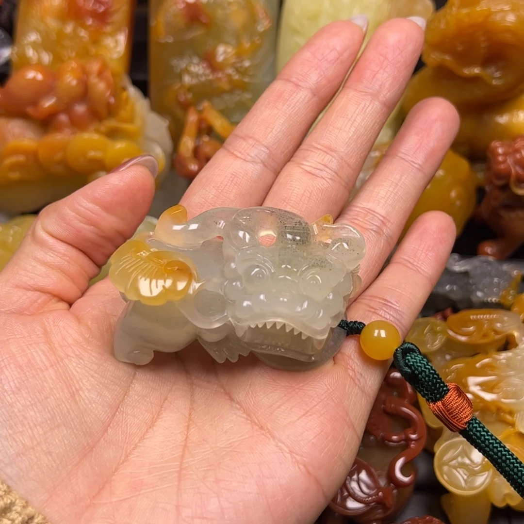 石英质玉（黄龙玉）未镶嵌颈饰