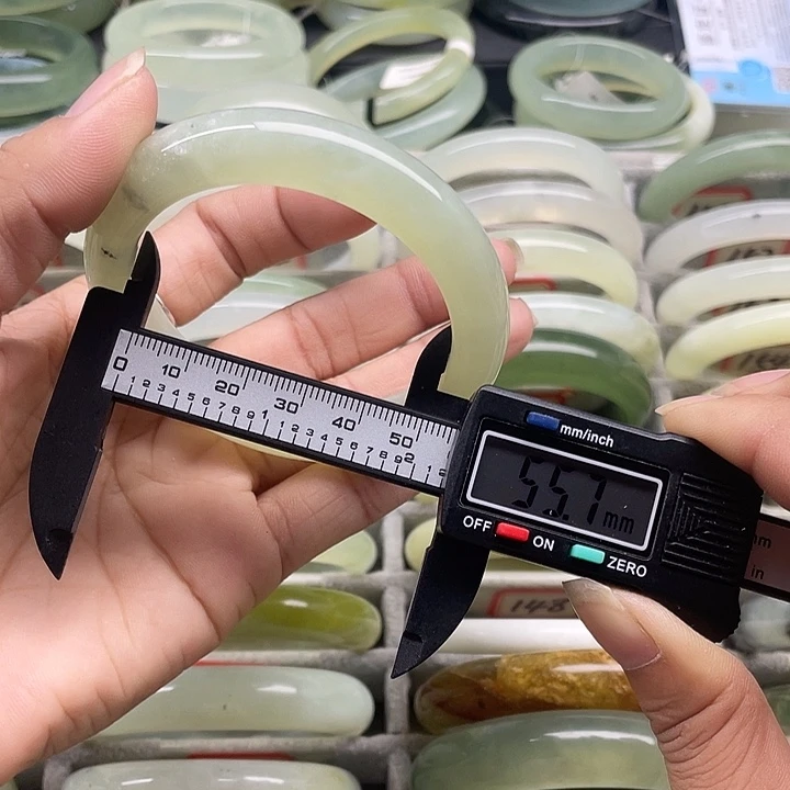 蛇纹石玉未镶嵌手镯123