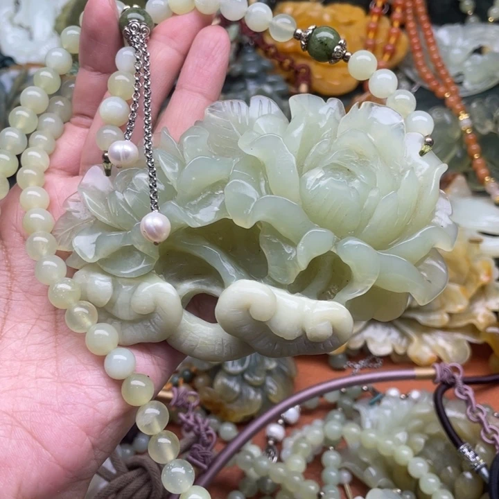 蛇纹石玉吊坠合金