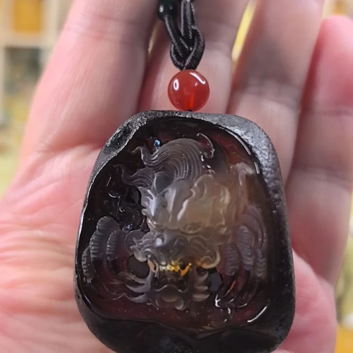 蜜蜡颈饰未镶嵌小*桃洞龙