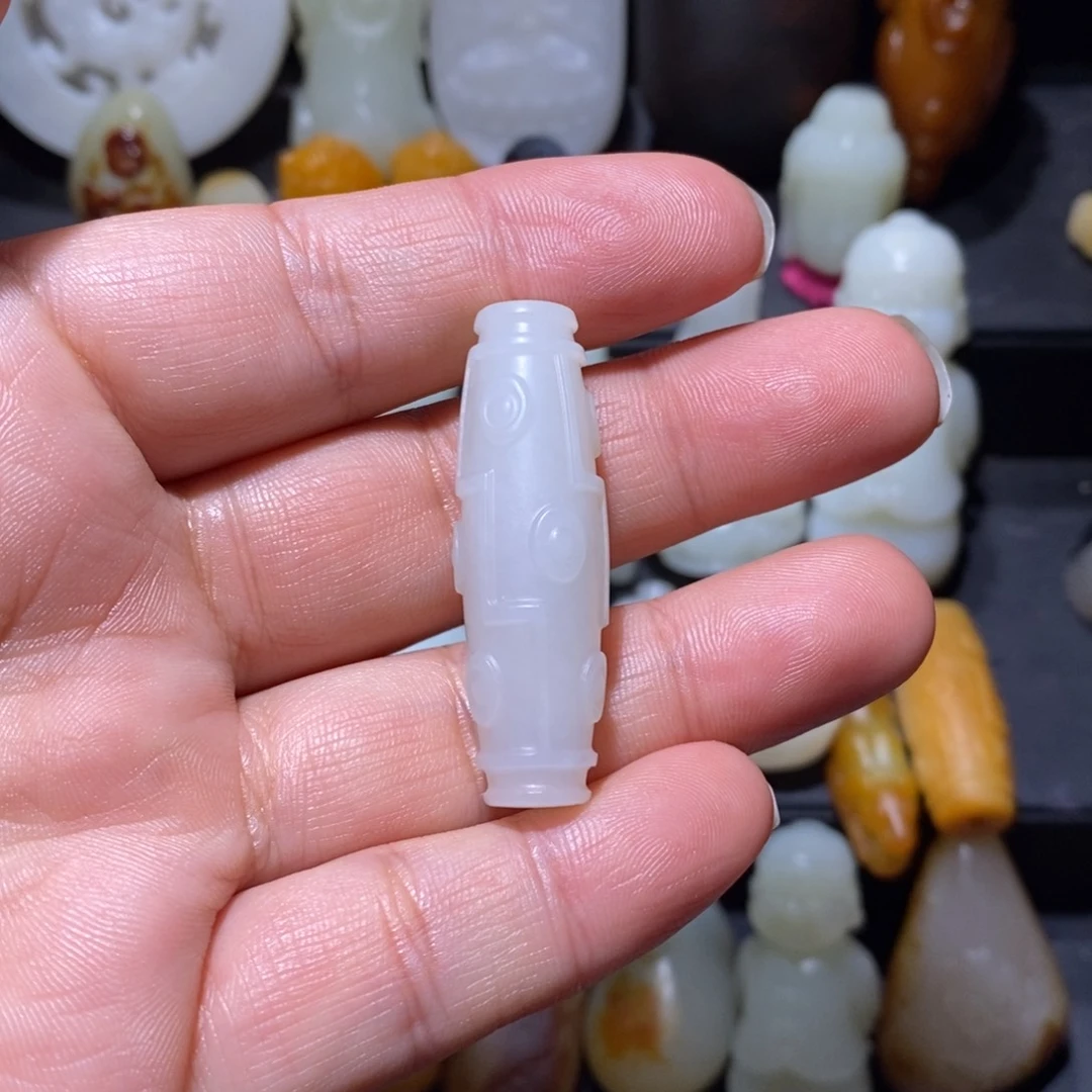 森***虎和田玉未镶嵌颈饰