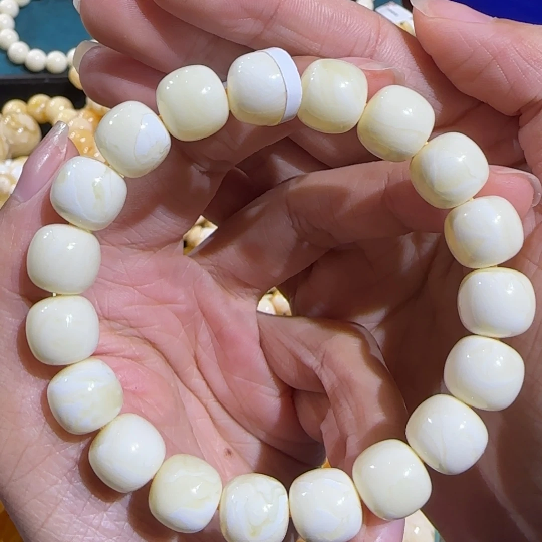 蜜蜡未镶嵌裸石12mm同料焦皮飘花手串