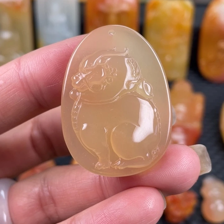 石英质玉（黄龙玉）未镶嵌颈饰