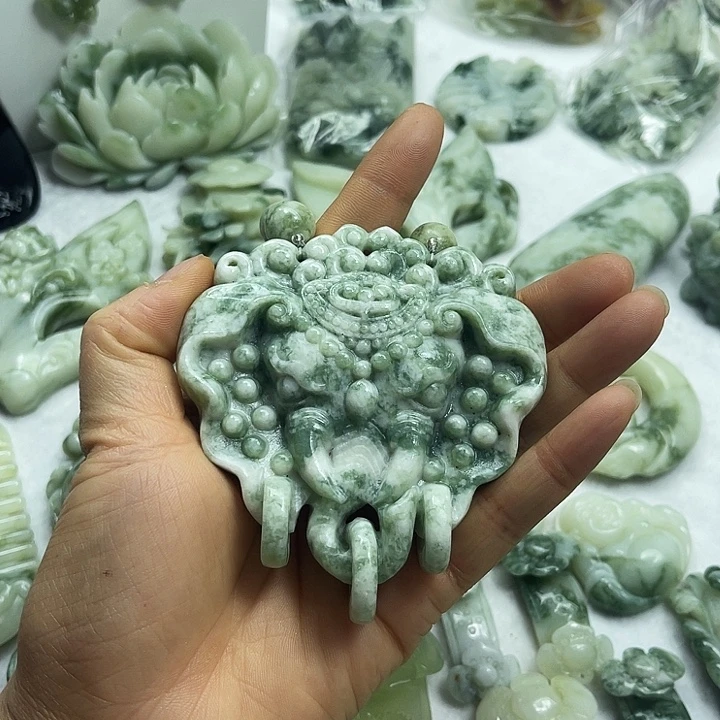 透闪石-蛇纹石玉未镶嵌颈饰