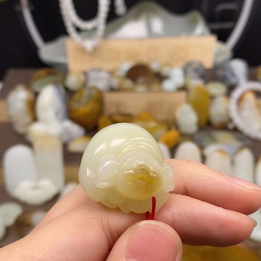 和田玉颈饰未镶嵌弹****文