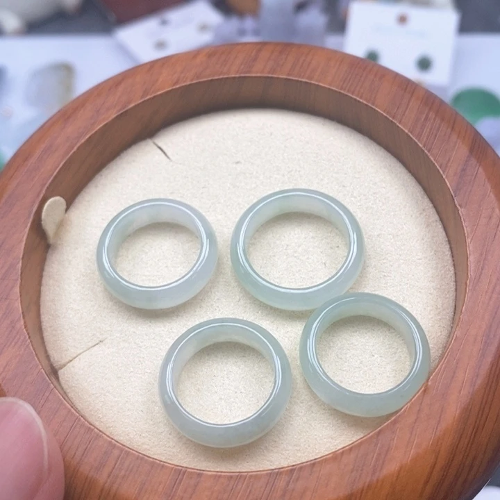翡翠未镶嵌颈饰多样性发其一