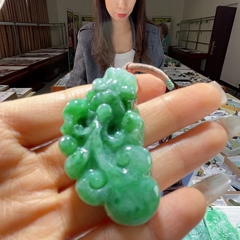 翡翠未镶嵌颈饰一个