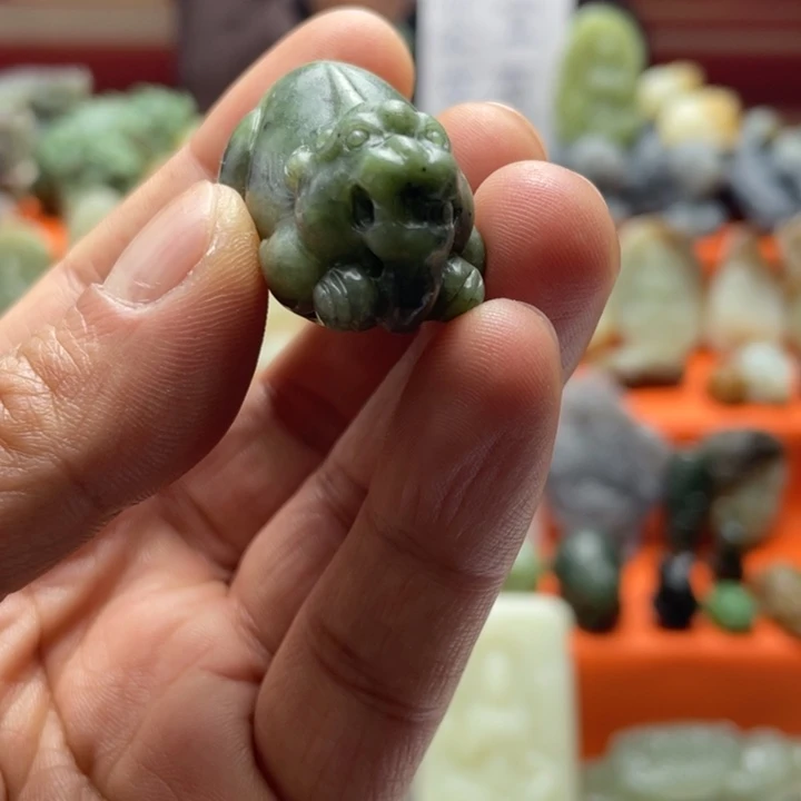 李***蝶和田玉未镶嵌挂件