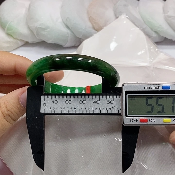 翡翠手镯未镶嵌100