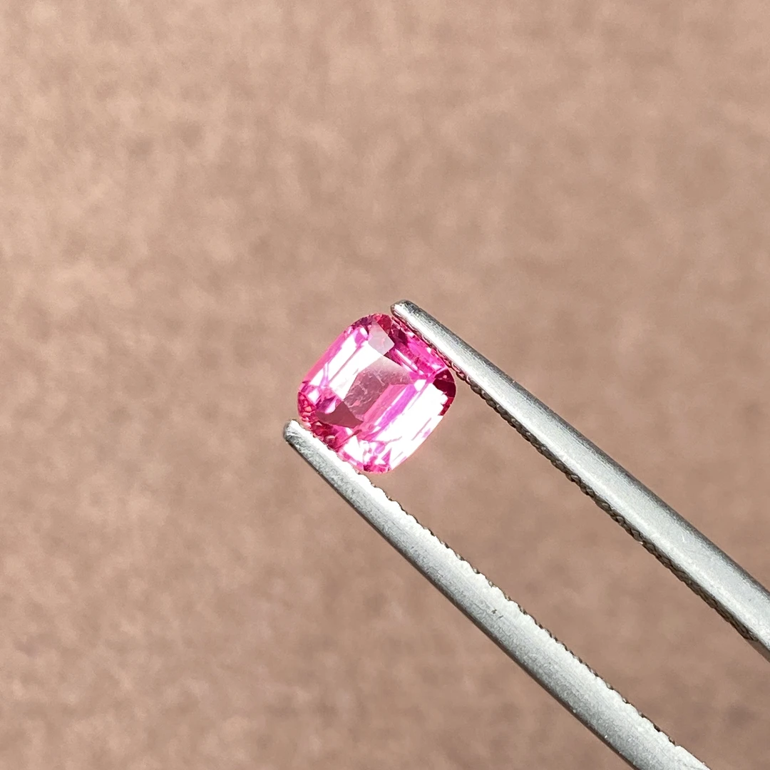 22J581  马亨盖尖晶宝石 1.04克拉