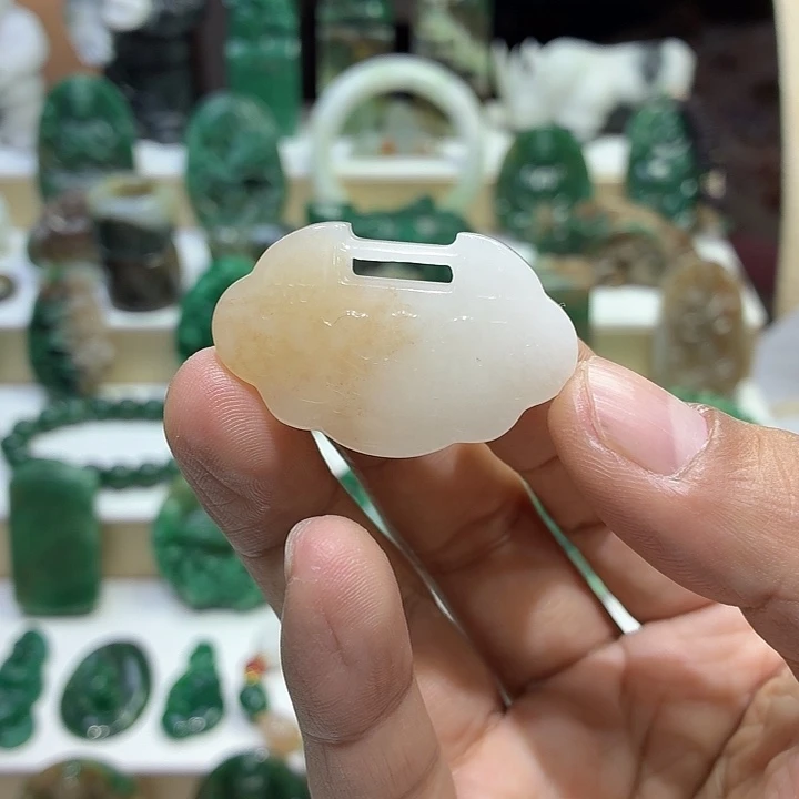 独山玉未镶嵌颈饰如意锁
