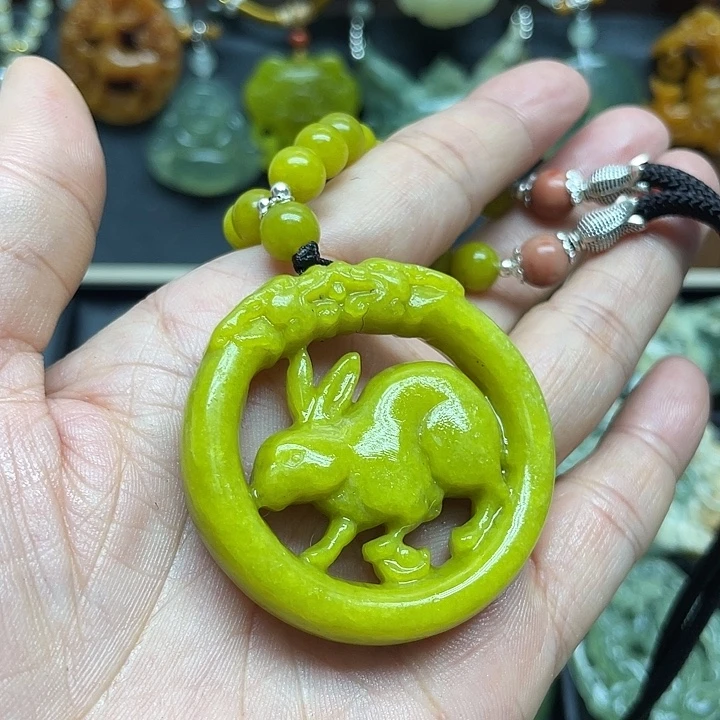 蛇纹石玉未镶嵌颈饰