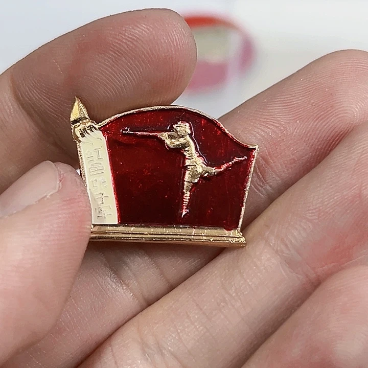 其他普通金属?****?纪念章一个。。