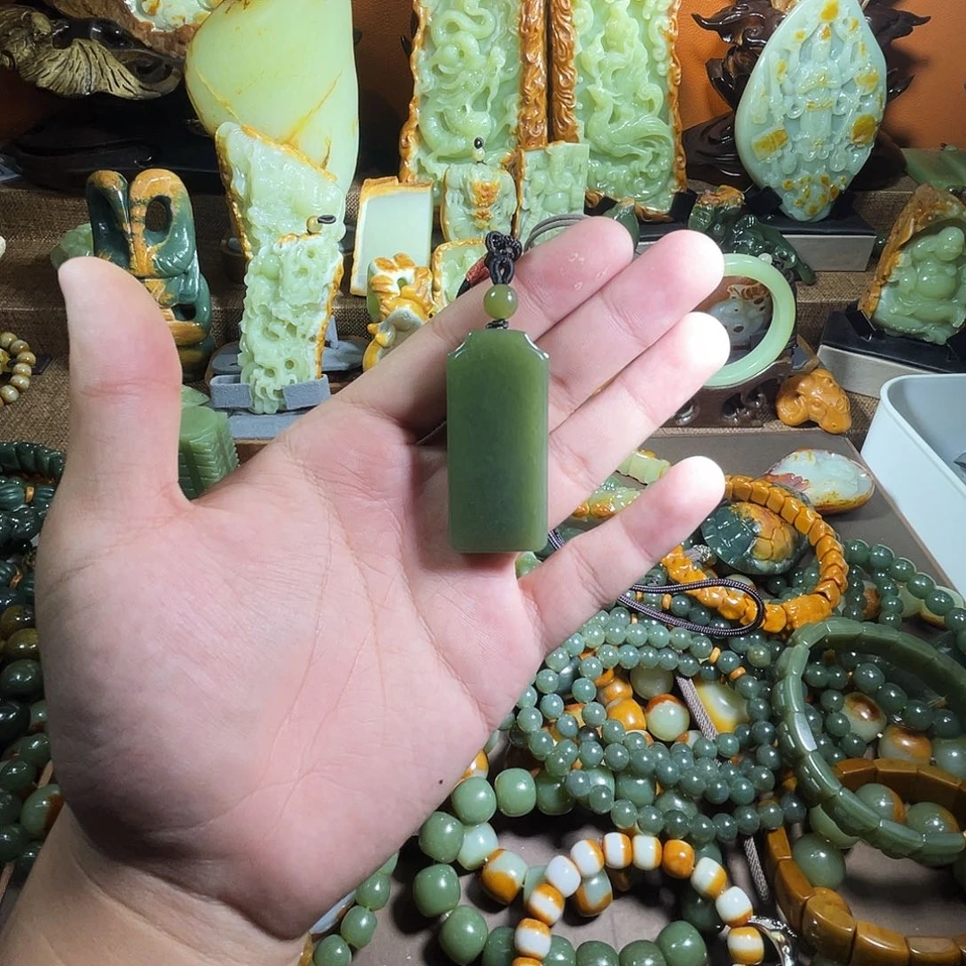 透闪石质玉未镶嵌珠宝奇石