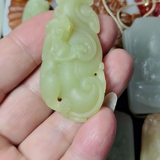 昆***物和田玉未镶嵌颈饰