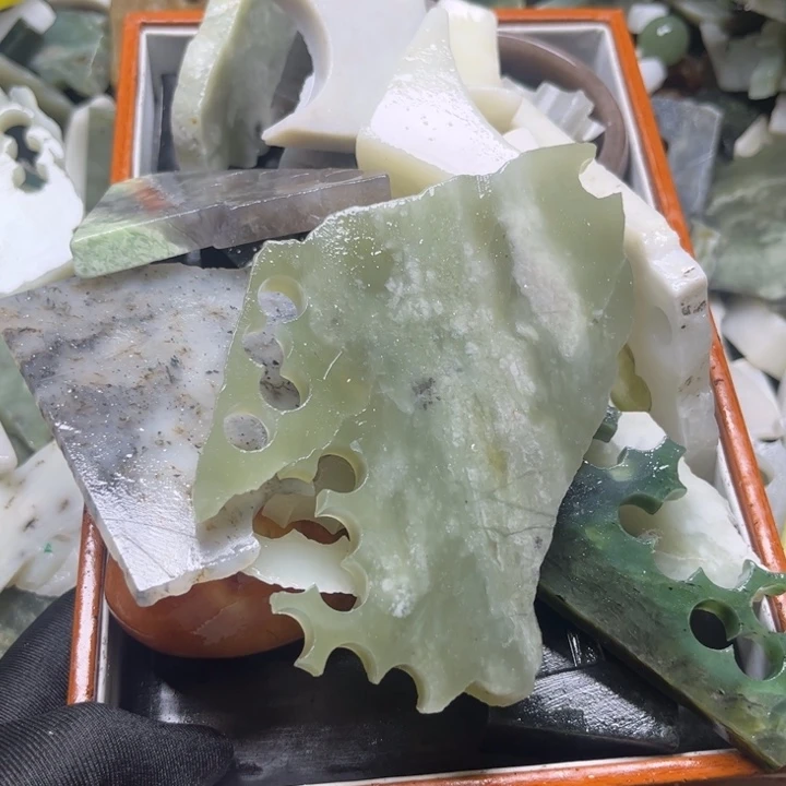 和田玉未镶嵌颈饰诗*