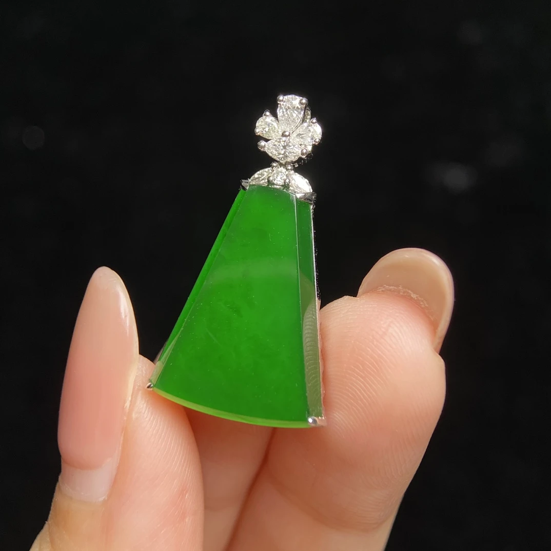 18k真金真钻方牌吊坠天然A货翡翠颈饰高冰种阳绿色