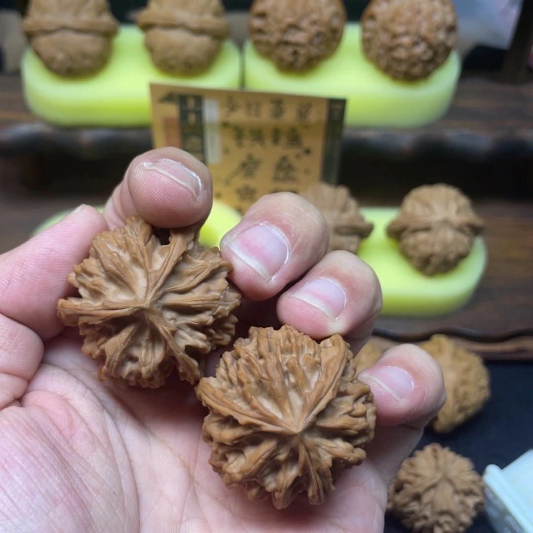 明***了文玩核桃吊坠三棱