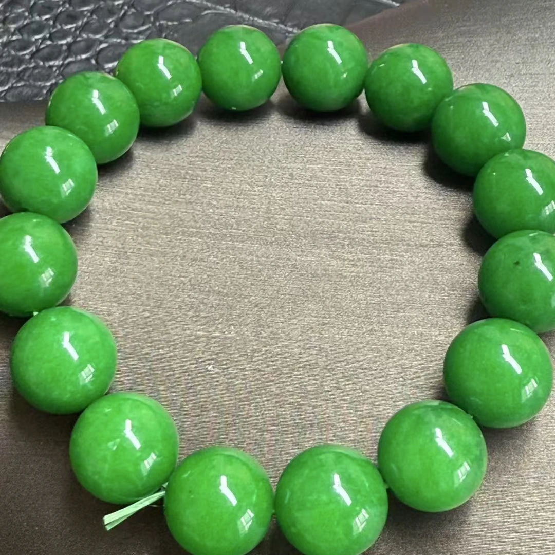 翠绿色手链气质时尚