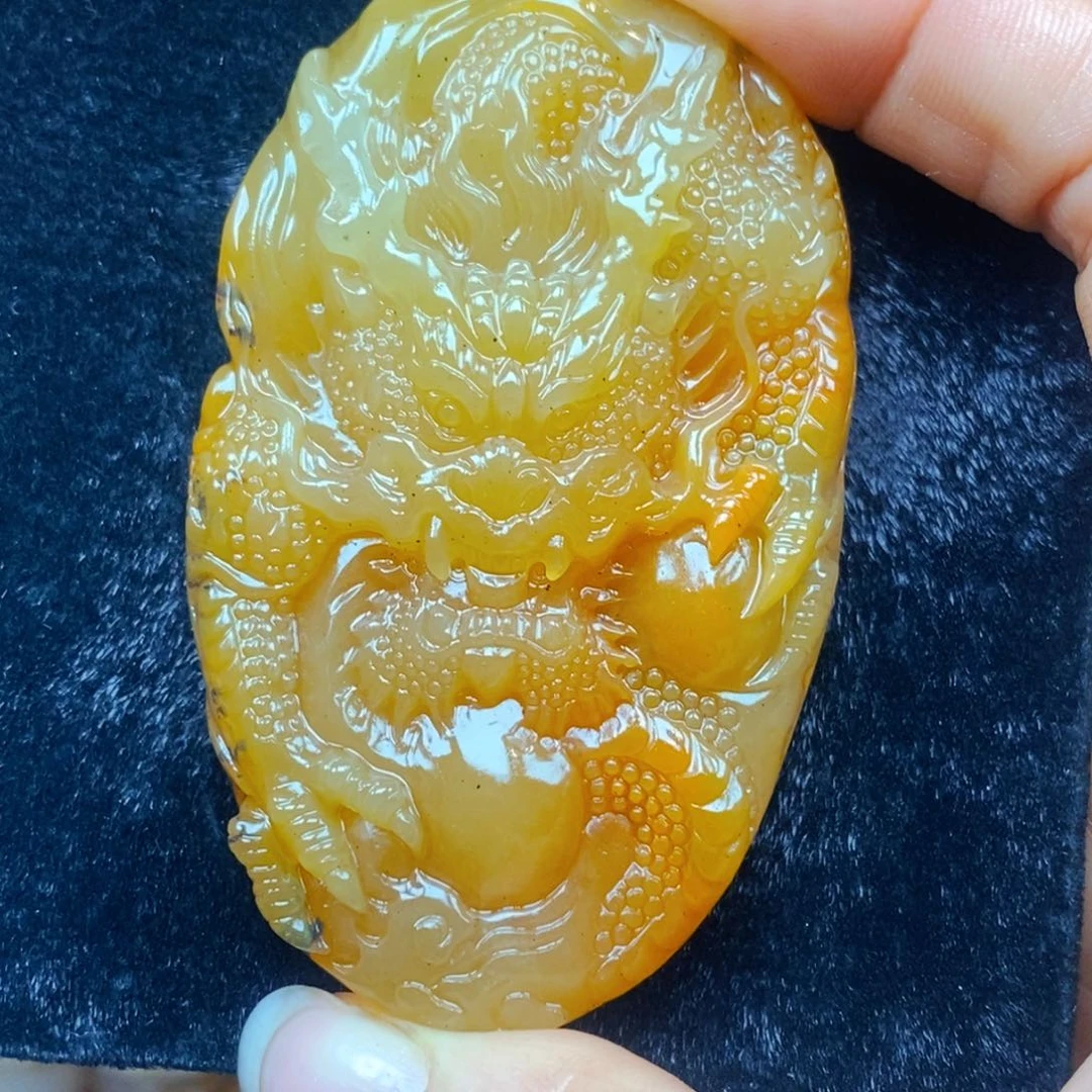 未镶嵌石英质玉（黄龙玉）颈饰