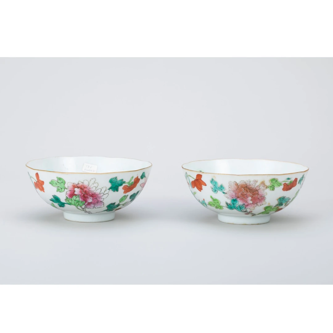 【拍卖】12、粉彩四季花卉福寿团花图花口碗（一对）