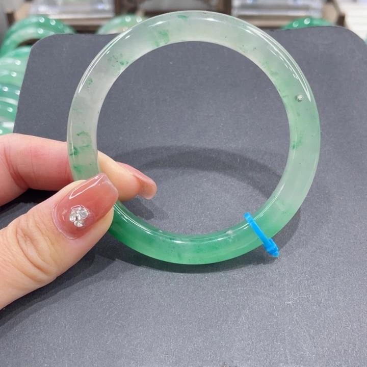 未镶嵌手镯石英质玉