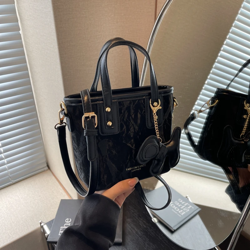 2025新款原创简约小众高级质感百搭包包女手提单肩斜挎两用水桶包