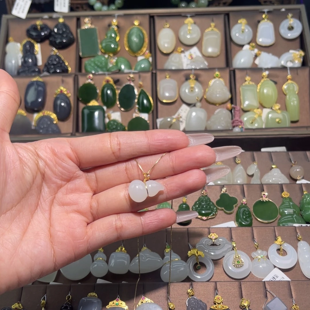 和田玉18K金镶嵌吊坠(赠链)