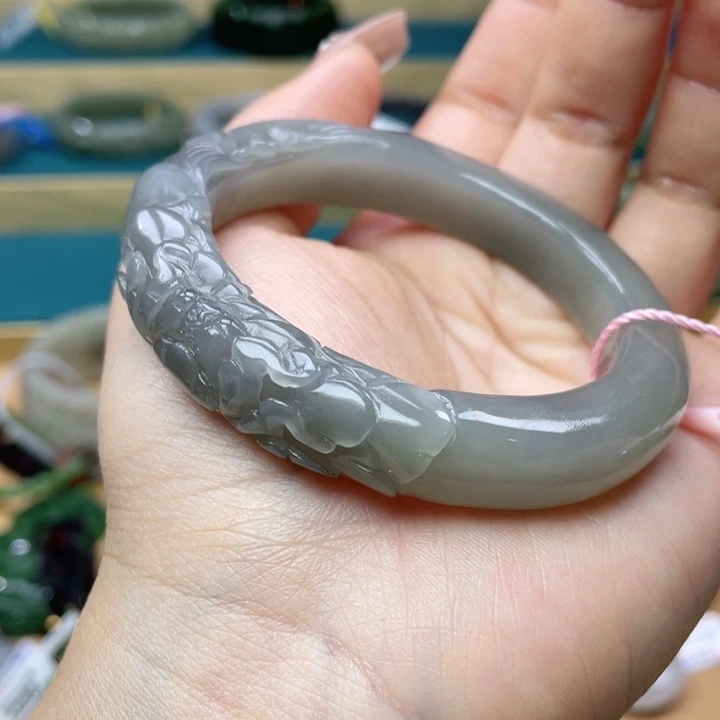 和田玉手镯55圈口。编号20未镶嵌