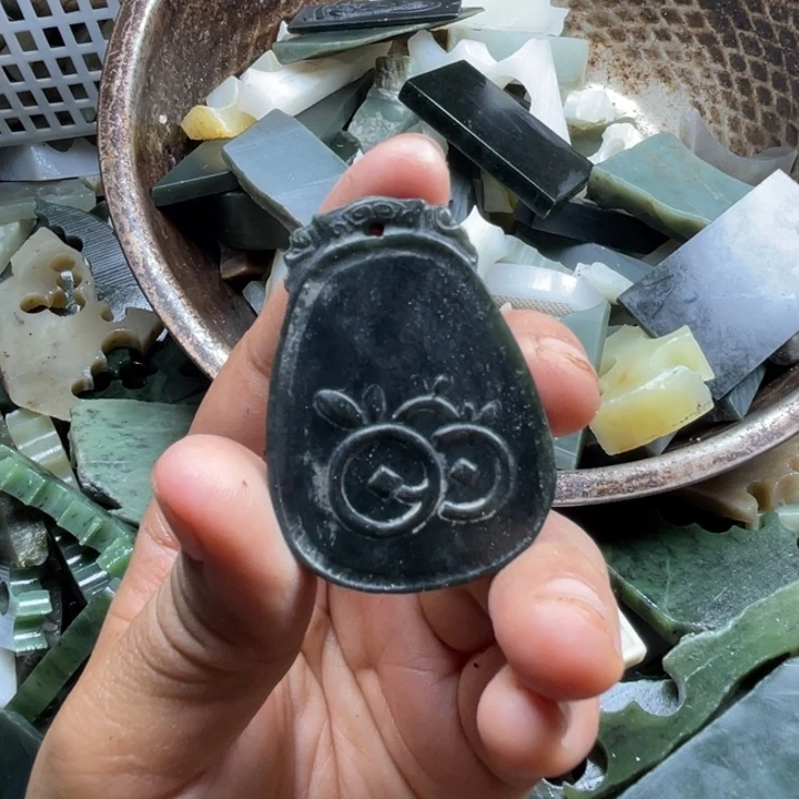 岫岩老玉（透闪石质玉）未镶嵌珠宝半成品一**水